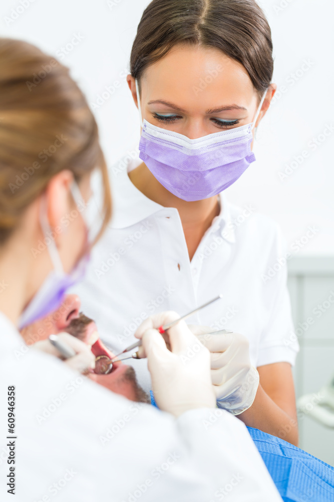 Patient bei Zahnarzt - Behandlung mit Bohren Patient bei Zahnarzt - Behandlung mit Bohren