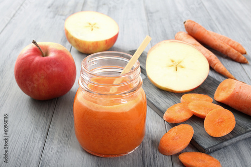 Obraz na płótnie succo di frutta carote e mele
