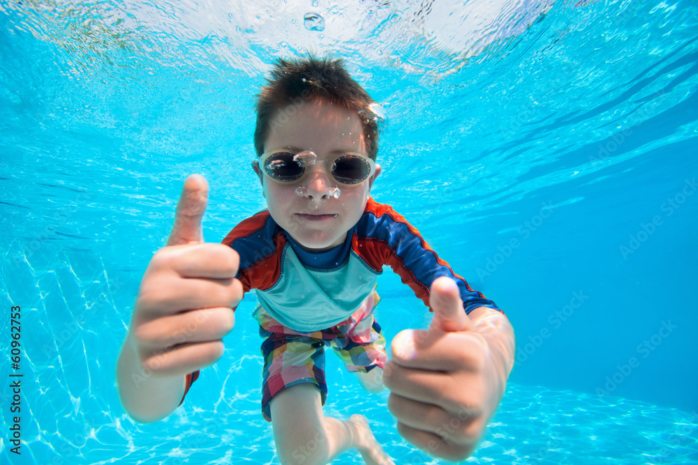 Boy swimming underwater - obrazy, fototapety, plakaty 