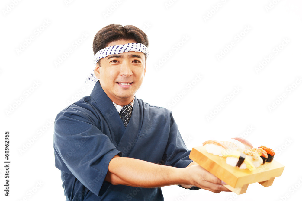 寿司を差し出す笑顔の寿司職人