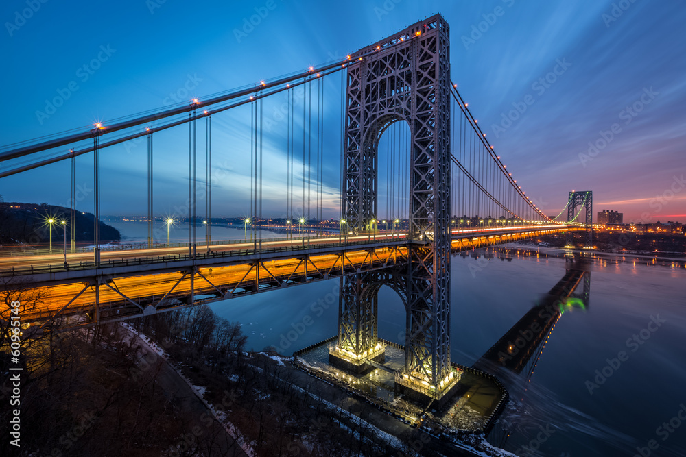 Fototapeta premium George Washington Bridge at sunrise