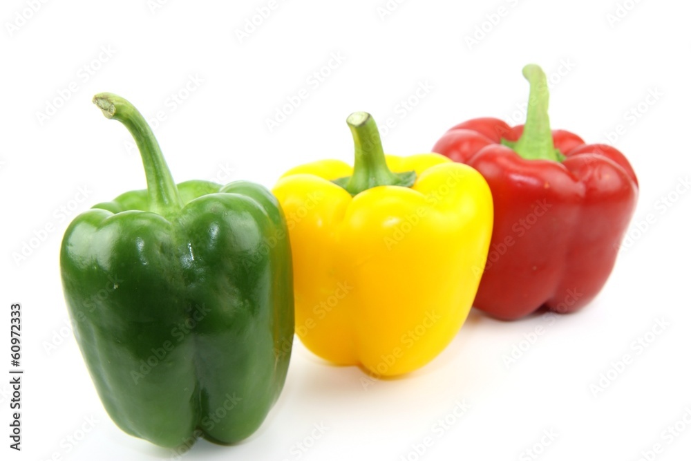 trio de poivrons rouge, jaune et vert sur fond blanc trio de poivrons rouge, jaune et vert sur fond blanc