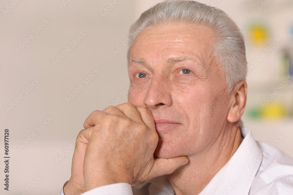 Obraz premium Attractive elderly man