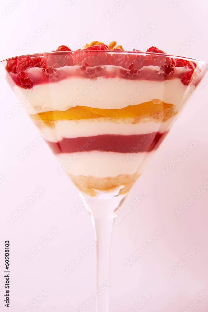 Himbeer-Pfirsich-Creme Dessert- Schichtjoghurt Himbeer-Pfirsich-Creme Dessert- Schichtjoghurt