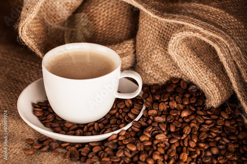 Kaffeetasse mit Kaffeebohnen und Kaffeesack