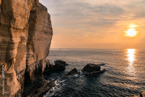 Sonnenuntergang mit Felsen und Meer