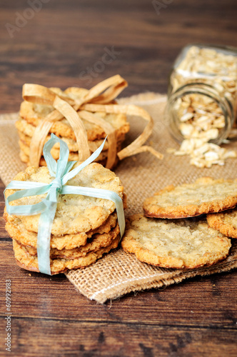 Oats in a jar and cookies with ribbons
