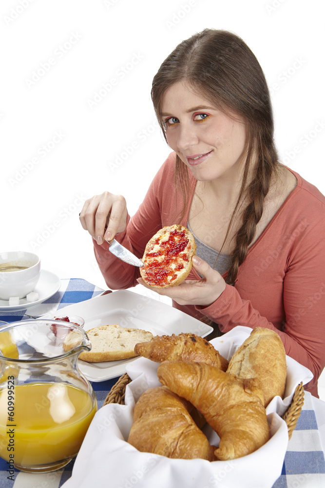 Junge Frau beim Frühstück - Brötchen mit Marmelade Junge Frau beim Frühstück - Brötchen mit Marmelade