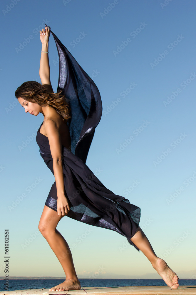 Fotografie young dancer with scarf at the beach