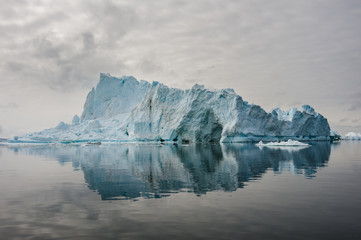 Papier peint photo Arctique Reflets d'icebergs baie de Disko  © ykumsri