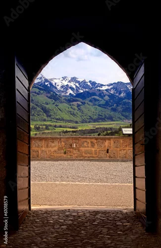 Fototapeta Łękowaty widok Szwajcarscy Alps w Gruyere, Szwajcaria