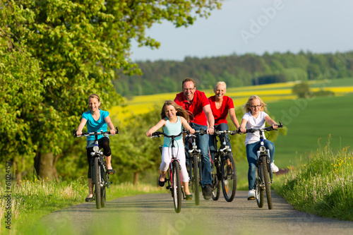 Familie fährt Fahrrad im Sommer