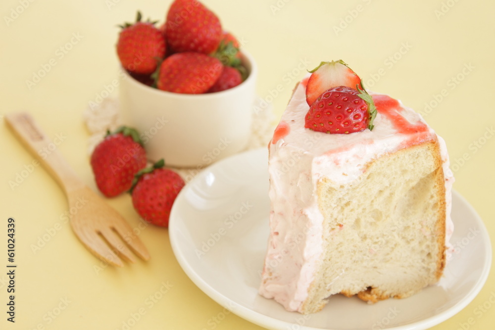 シフォンケーキと苺 シフォンケーキと苺