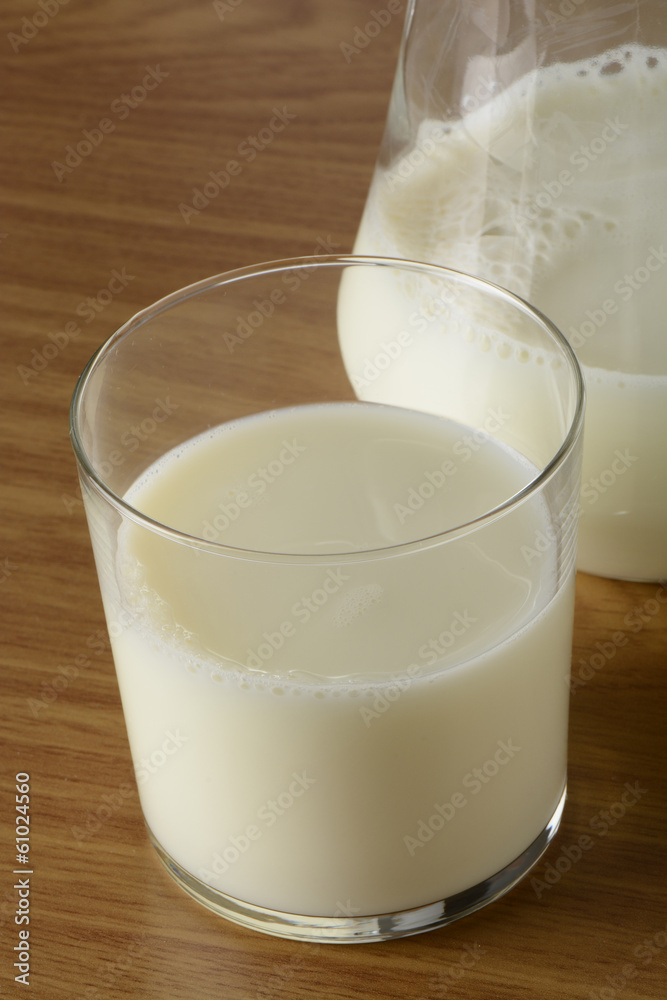 Vaso de leche sobre fondo de madera Vaso de leche sobre fondo de madera
