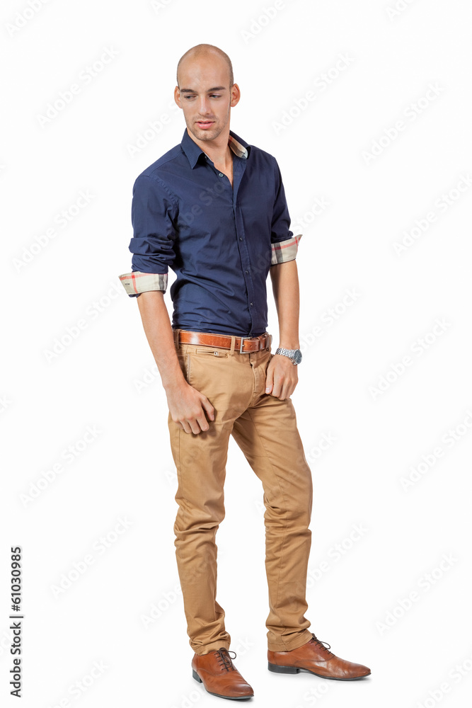 Fototapeta premium junger attraktiver erwachsener mann mit blauem hemd