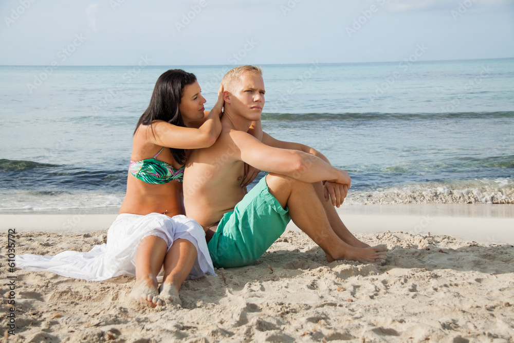 junges glückliches verliebtes paar  am strand