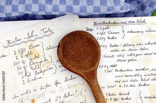 Großmutters Heidelbeerkuchenrezept mit Löffel