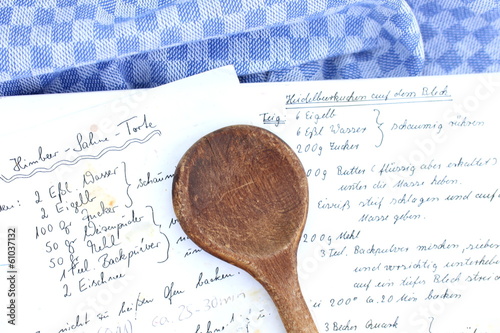 Großmutters Rezept mit altem Kochlöffel und Tuch