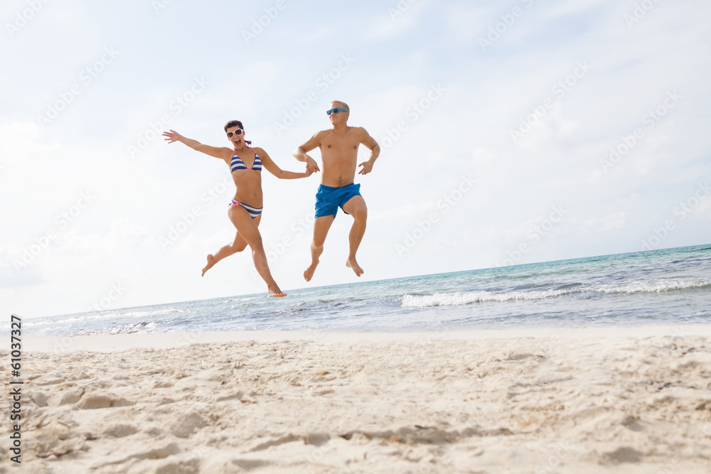 junges glückliches verliebtes paar am strand junges glückliches verliebtes paar am strand