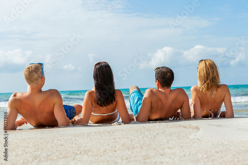 gruppe lachender junger leute am strand im sommer urlaub © juniart