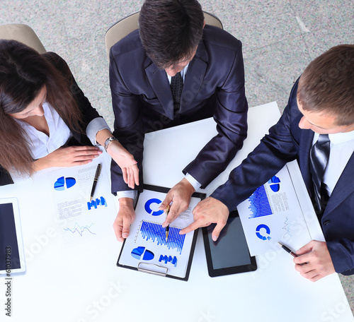 Obraz na płótnie friendly business team having meeting in office w salonie