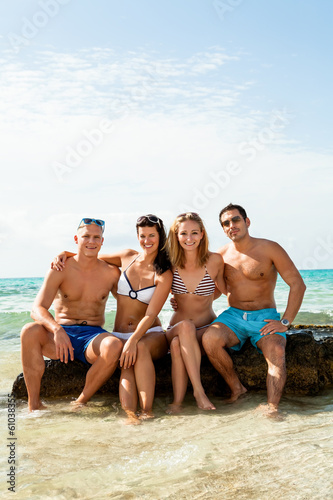 gruppe lachender junger leute am strand im sommer urlaub © juniart