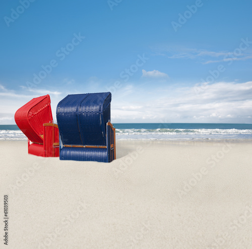 Zwei Strandkörbe am Meer