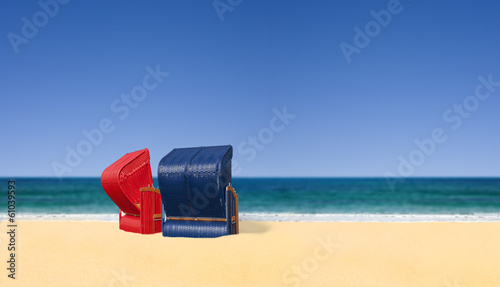 Zwei Strandkörbe am Meer