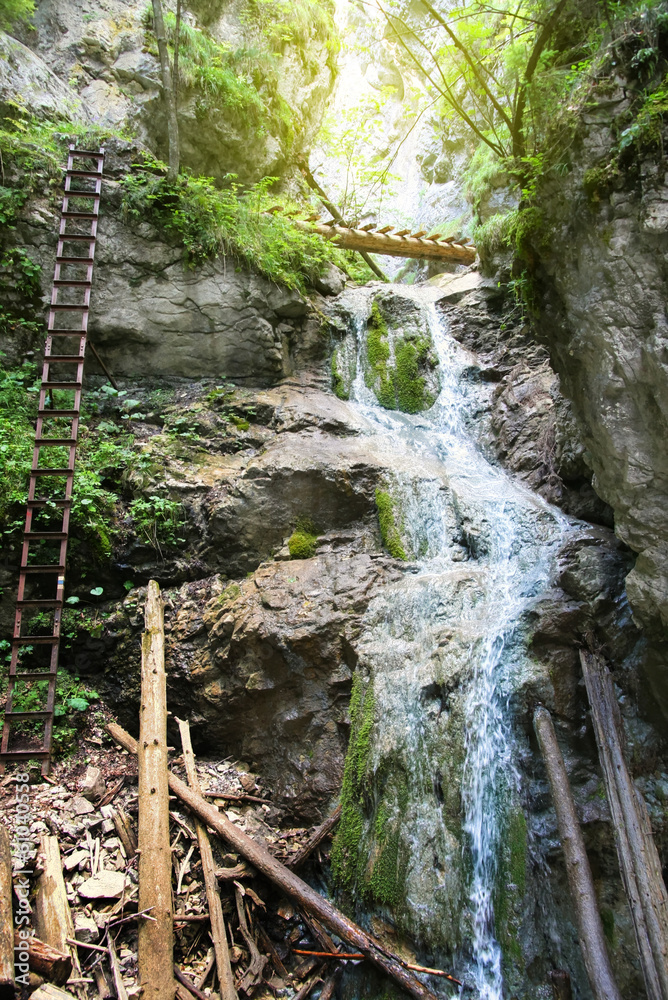 Fototapeta premium Górskie wąwozy wodospad