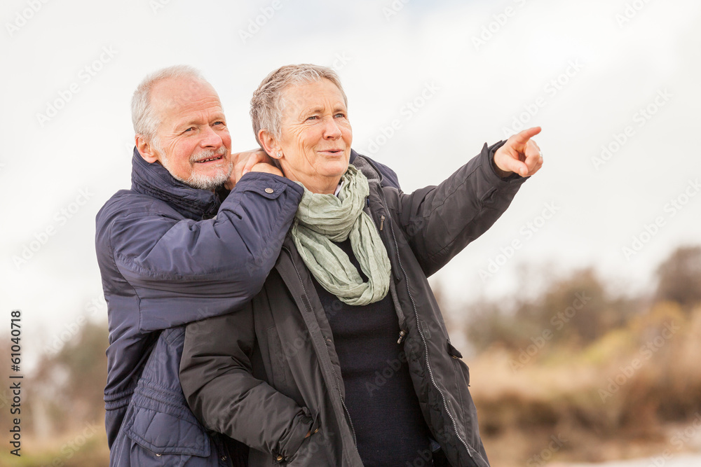 älteres senioren paar gesund und glücklich an der ostsee älteres senioren paar gesund und glücklich an der ostsee