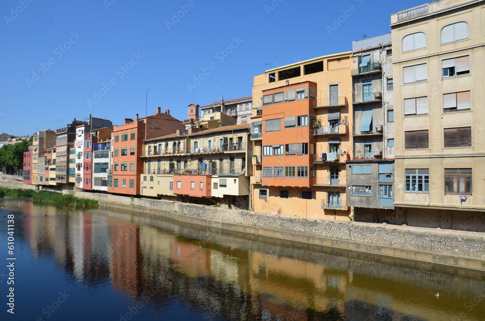 Girona, Espagne, reflet des façades colorées