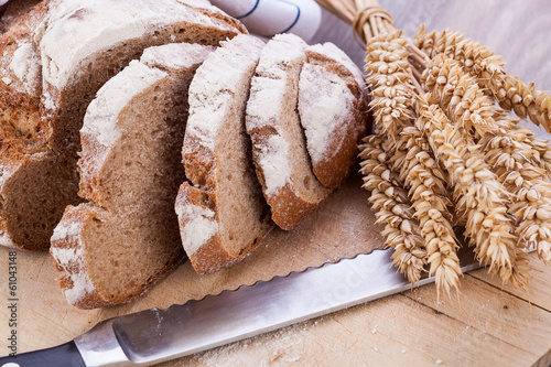 frisches hausgemachtes brot mit getreide auf holzbrett photo