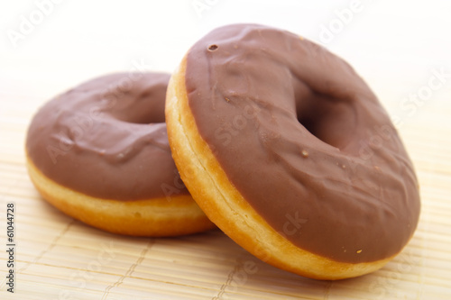 Obraz na płótnie Chocolate donuts on place mat w salonie