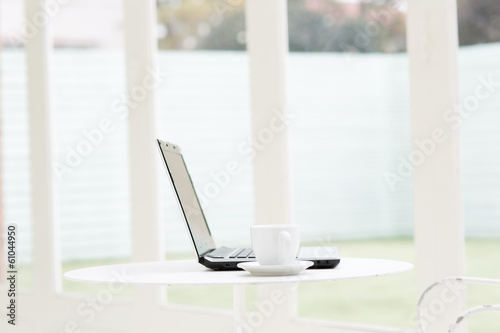 Wallpaper Mural テーブルの上のノートパソコン Torontodigital.ca