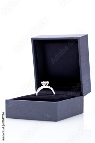 schöner moderner eleganter silberner ring in einer box © juniart