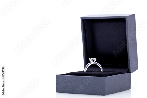 schöner moderner eleganter silberner ring in einer box © juniart