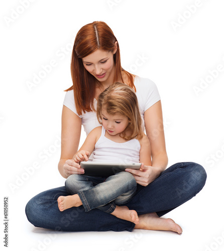 happy mother with little girl and tablet pc © Syda Productions