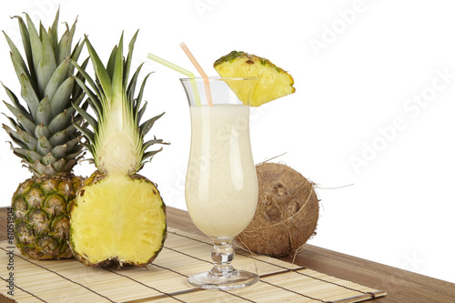 Pina Colada mit Kokosnuss und Ananas vor weißem Hintergrund