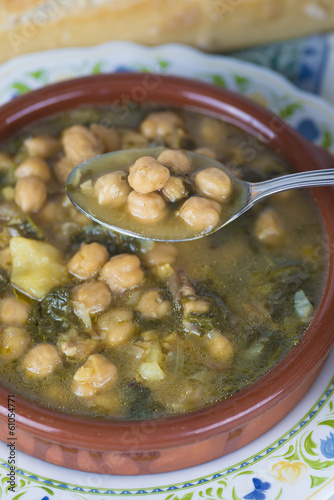 Potaje de garbanzos con bacalao y espinacas