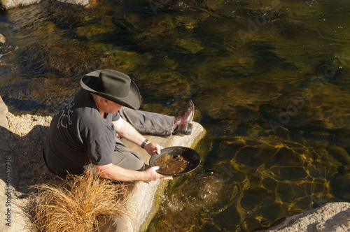 Φωτογραφία Man beside river gold panning