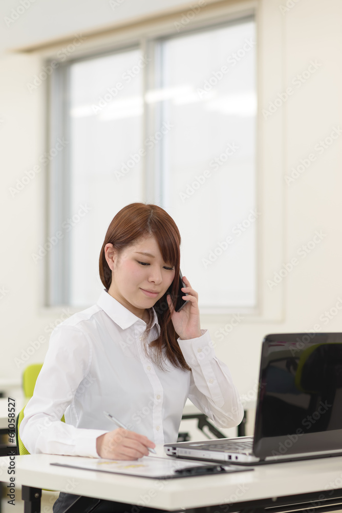 オフィスで働く女性 オフィスで働く女性