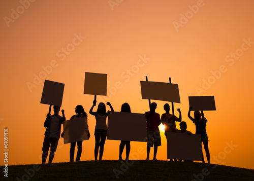 Foto People Silhouette With Sign