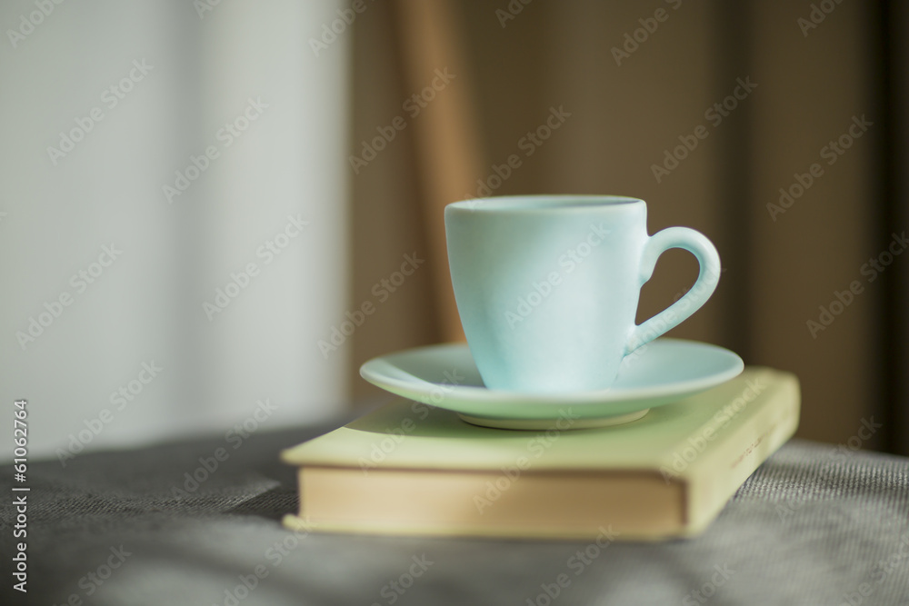 コーヒーカップと本 コーヒーカップと本