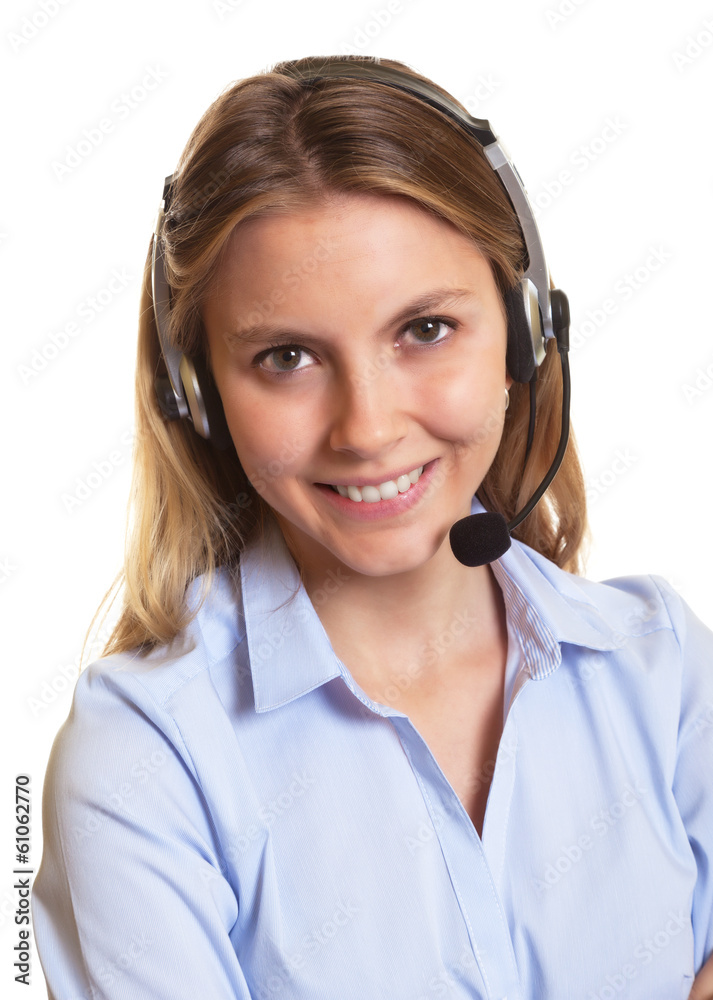 Freundliche Kundenberaterin mit Headset schaut zur Kamera Freundliche Kundenberaterin mit Headset schaut zur Kamera