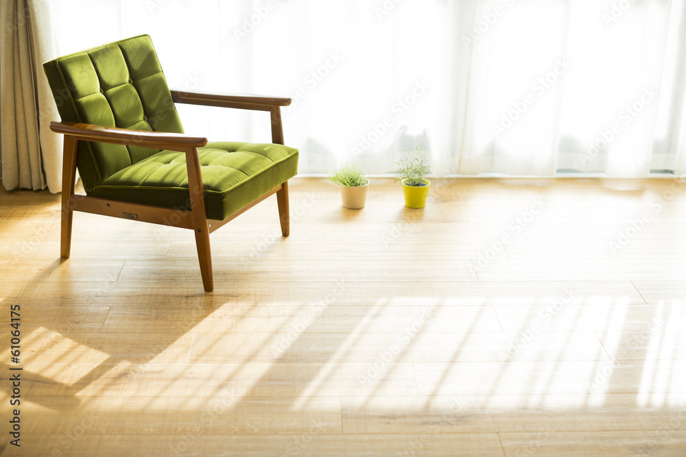 部屋の中にあるソファ 部屋の中にあるソファ