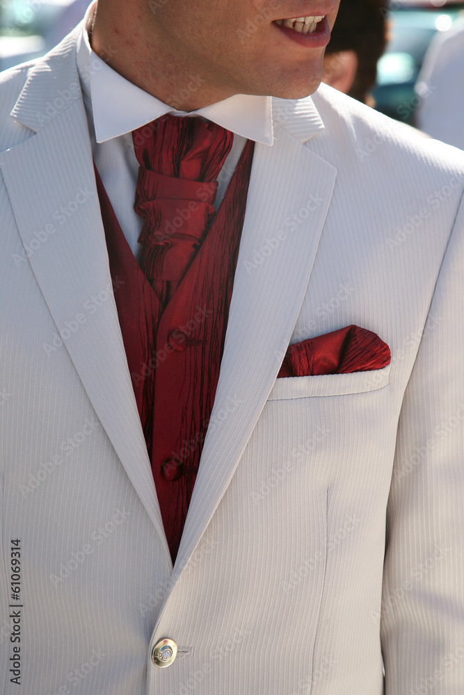 détail de costume rouge et blanc avec lavallière et gilet Stock Photo |  Adobe Stock