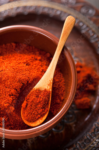 Fotografie, Obraz červená mletá paprika koření v misce