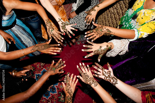 groupe henné les mains des femmes décorées photo
