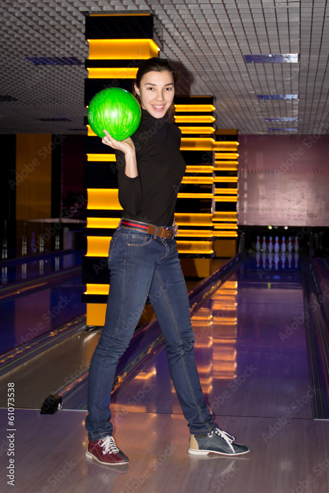 Obraz premium Smiling girl with ball