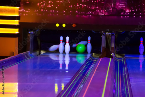 Slika na platnu Ball does strike on ten pin bowling in skittle-ground.